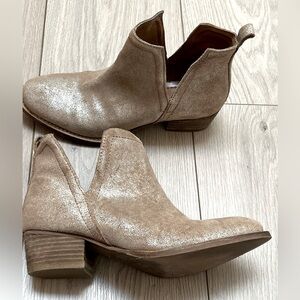 Exactly like the DIBA Skyler Glittery Gold ankle boots. Size 6.5 mint condition